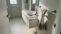 수건이 타월걸이에서 자꾸 떨어질 때, 집에 있는 수건으로 고정하는 3가지 방법