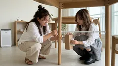 압축봉 하나로 티슈 숨기는 수납, 책상·식탁 아래 데드 스페이스 활용법