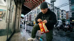 빨대 하나로 과자봉지 깔끔하게 닫는 법, 테이프 없이 바삭함 지키기